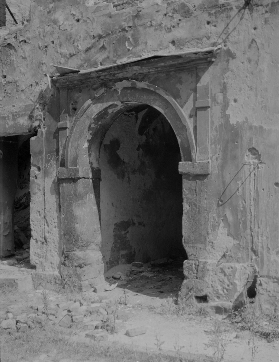 Kamienica "Pod Murzynkiem" (?) - zniszczony portal, skan 1