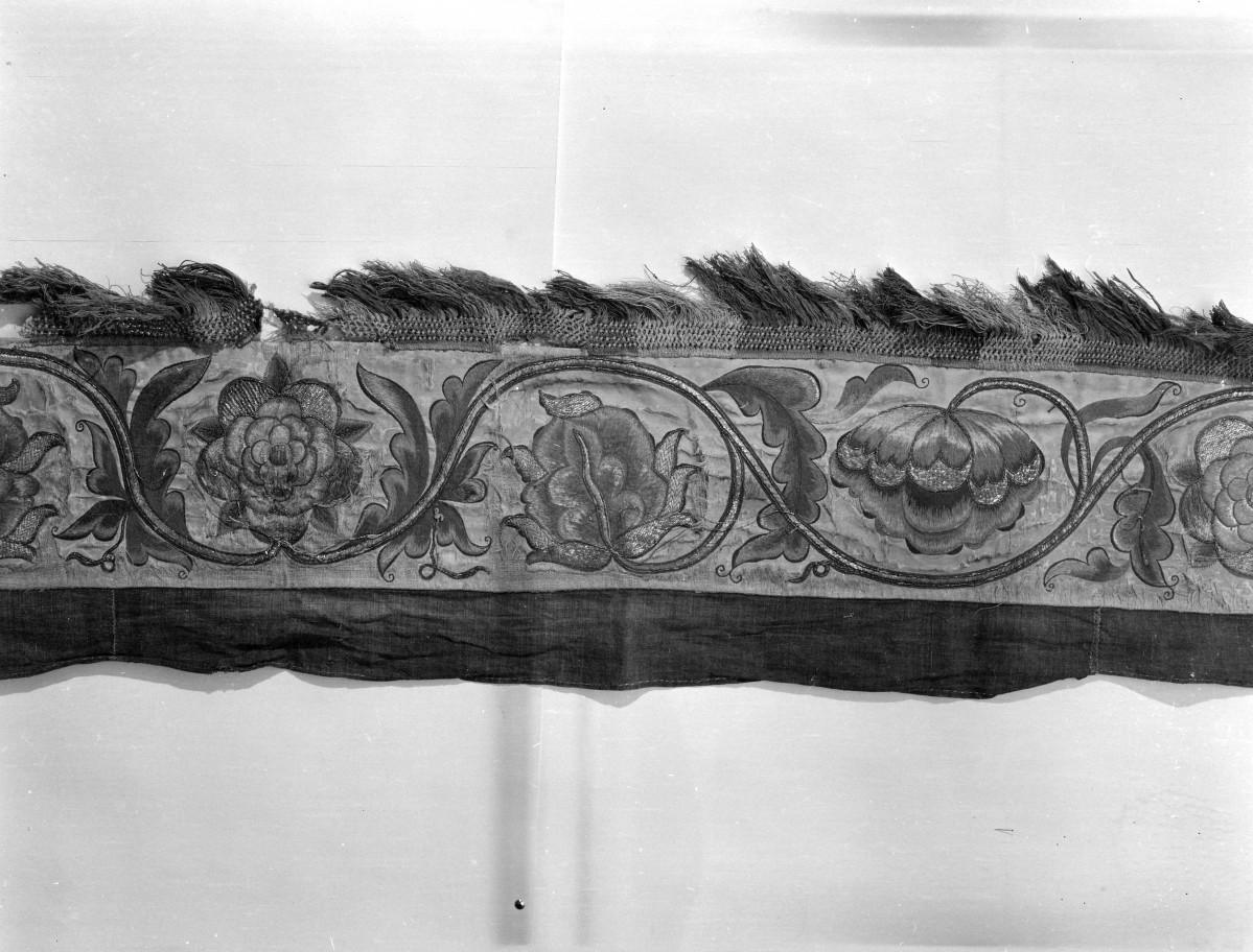 klasztor Benedyktynek - zbiory - materiał z haftem - fragment, skan 1