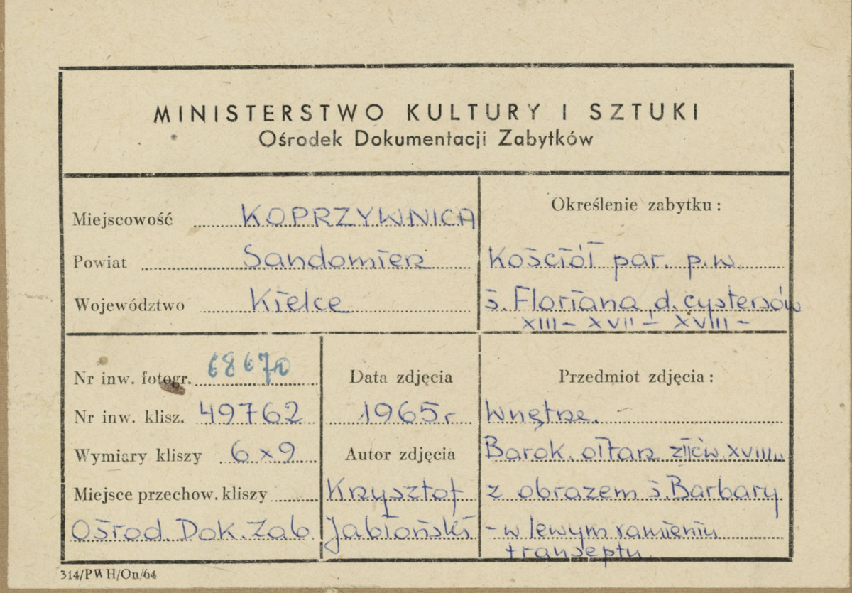 Zespół klasztorny - kościół, wnętrze , widok ołtarza bocznego w lewym ramieniu transeptu, z obrazem św. Barbary - metryczka, skan 1