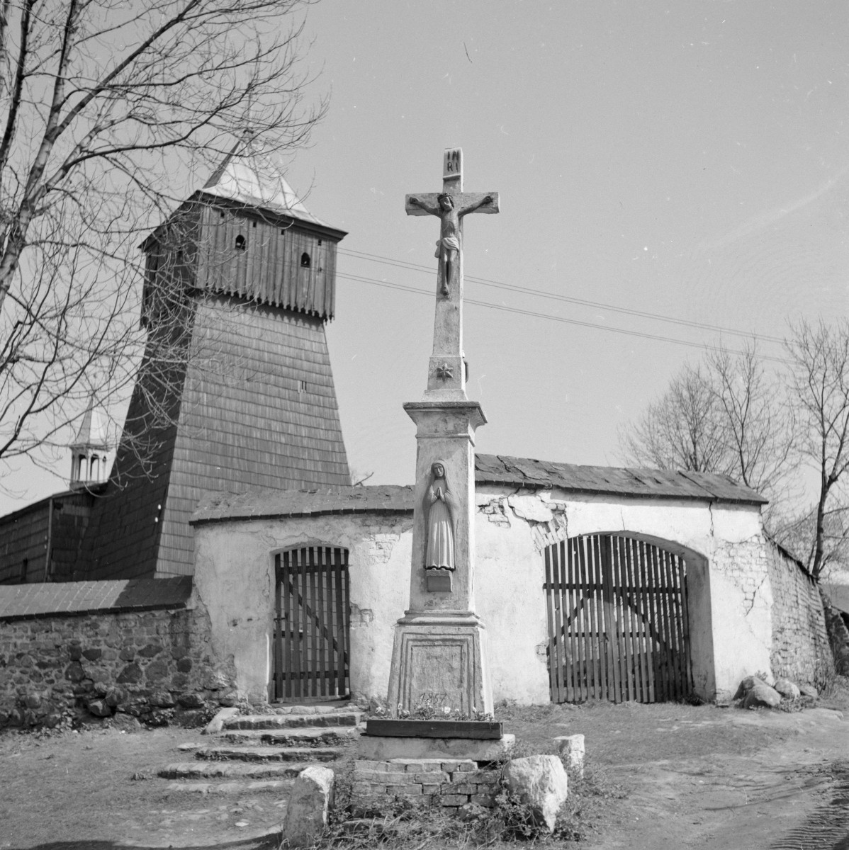 kościół pw. św. Jerzego - wieża i brama - widok od południa, skan 1