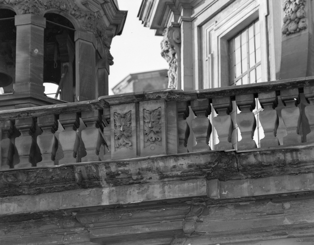kościół pw. Świętego Ducha, zw. Kaplicą Królewską - elewacja, fragment balustrady, skan 1
