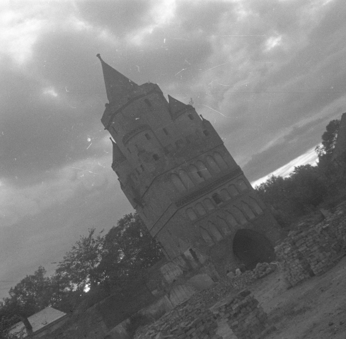 brama Świecka - widok ogólny, skan 1
