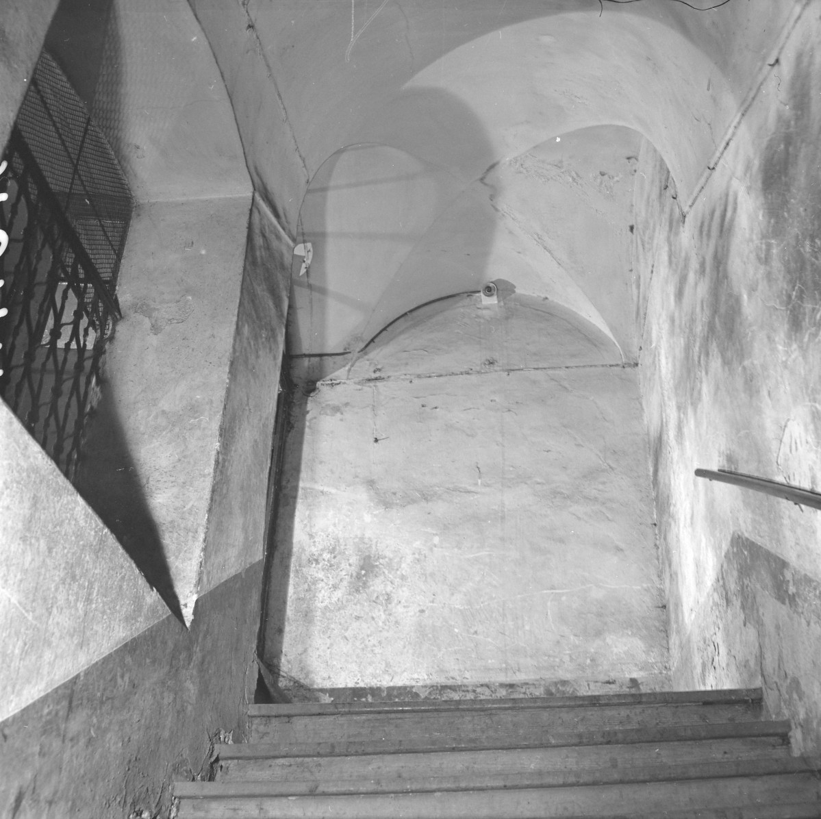 rynek miasta - kamienica - wnętrze - klatka schodowa - fragment, skan 1