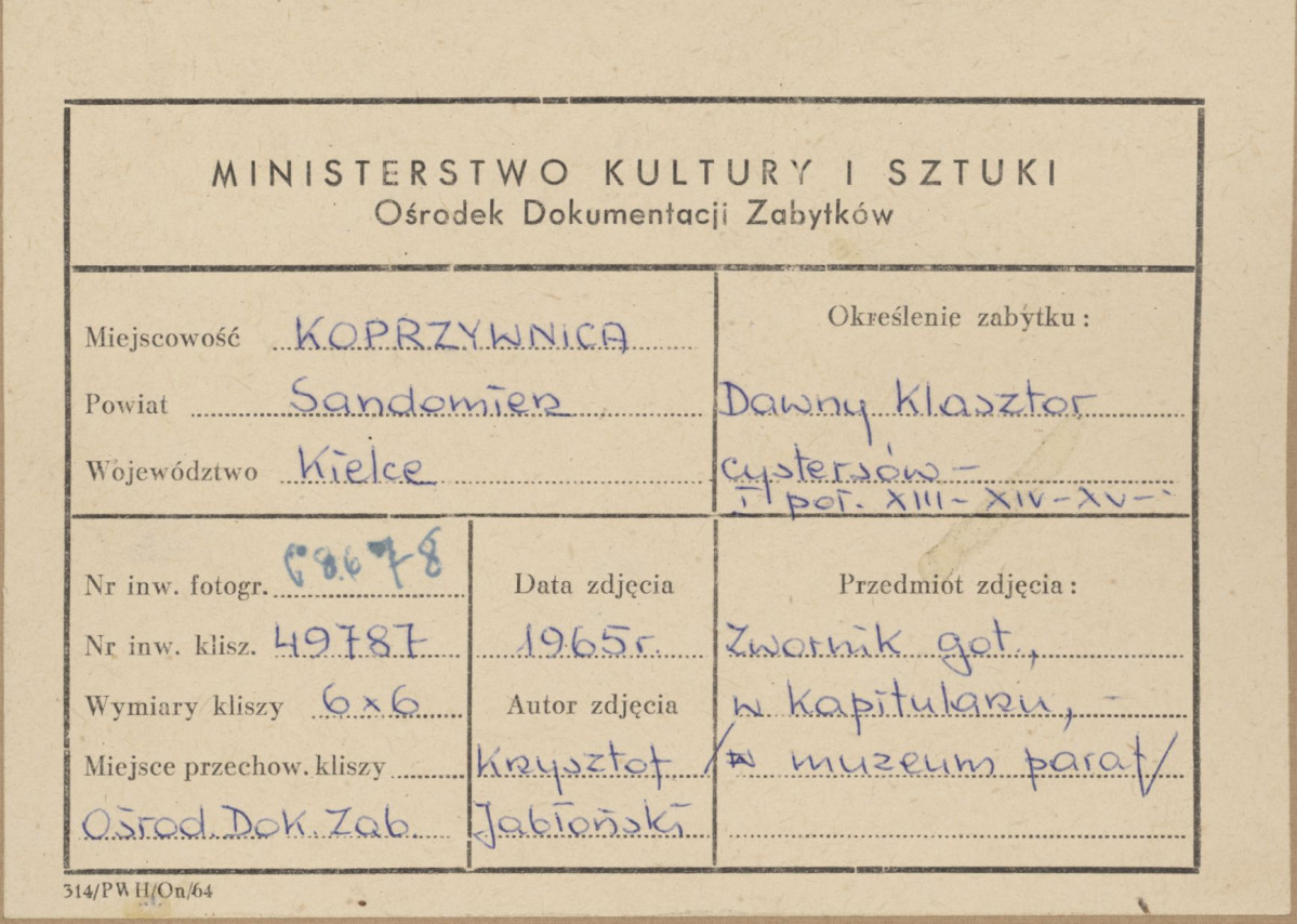 Zespół klasztorny - widok zwornika gotyckiego z motywem orła - metryczka, skan 1