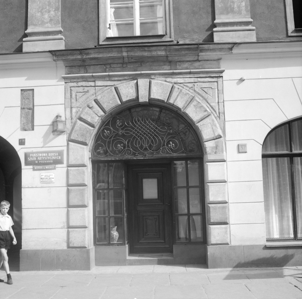 Rynek - kamienica tzw. "Czerwona Apteka". Arkadowy portal obramiony dużymiciosami z klińcem na osi. , skan 1