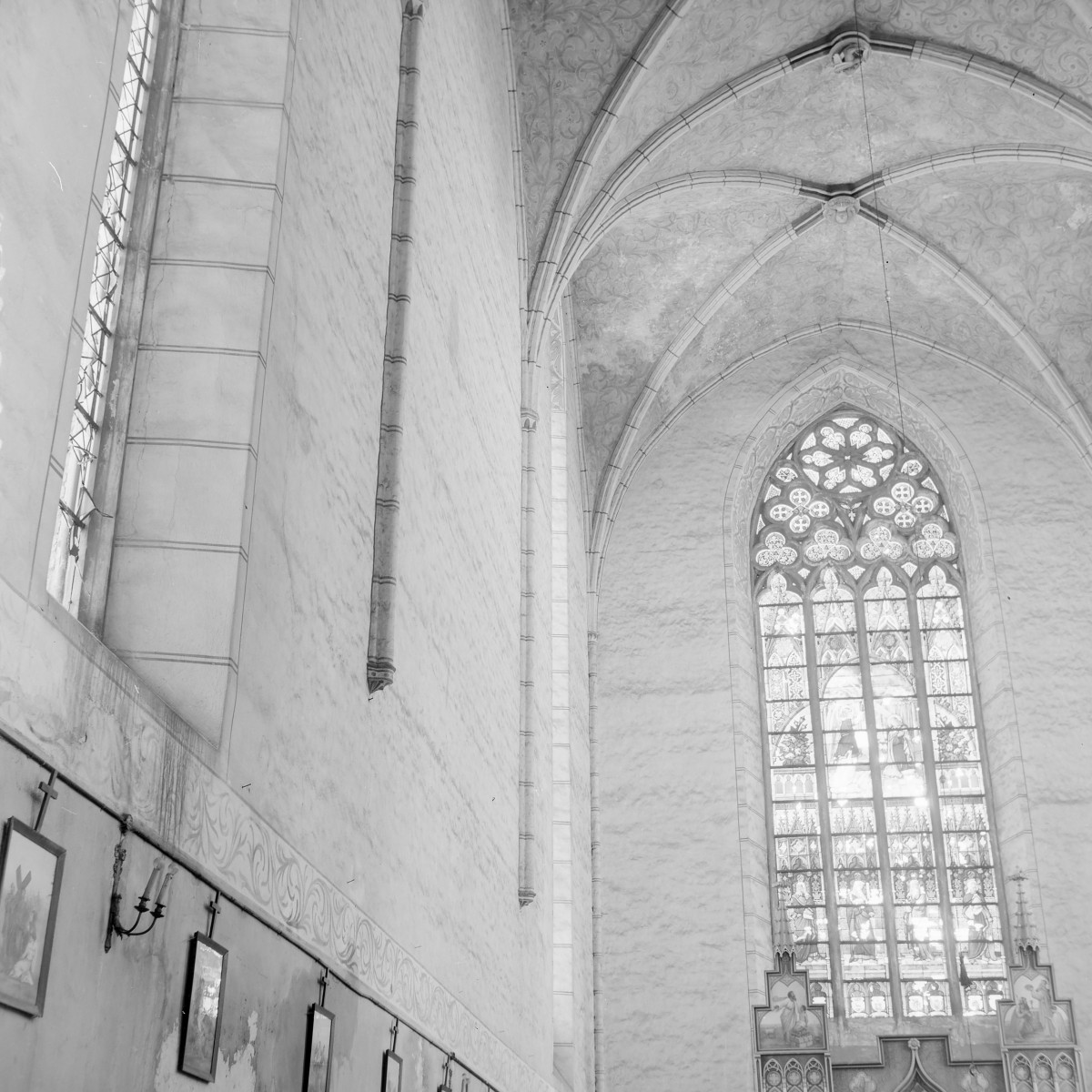 Kościół pod wezwaniem św. Jakuba i św. Mikołaja - wnętrze: prezbiterium z widocznym sklepieniem krzyżowym i polichromią. Maswerk witrażowy., skan 1