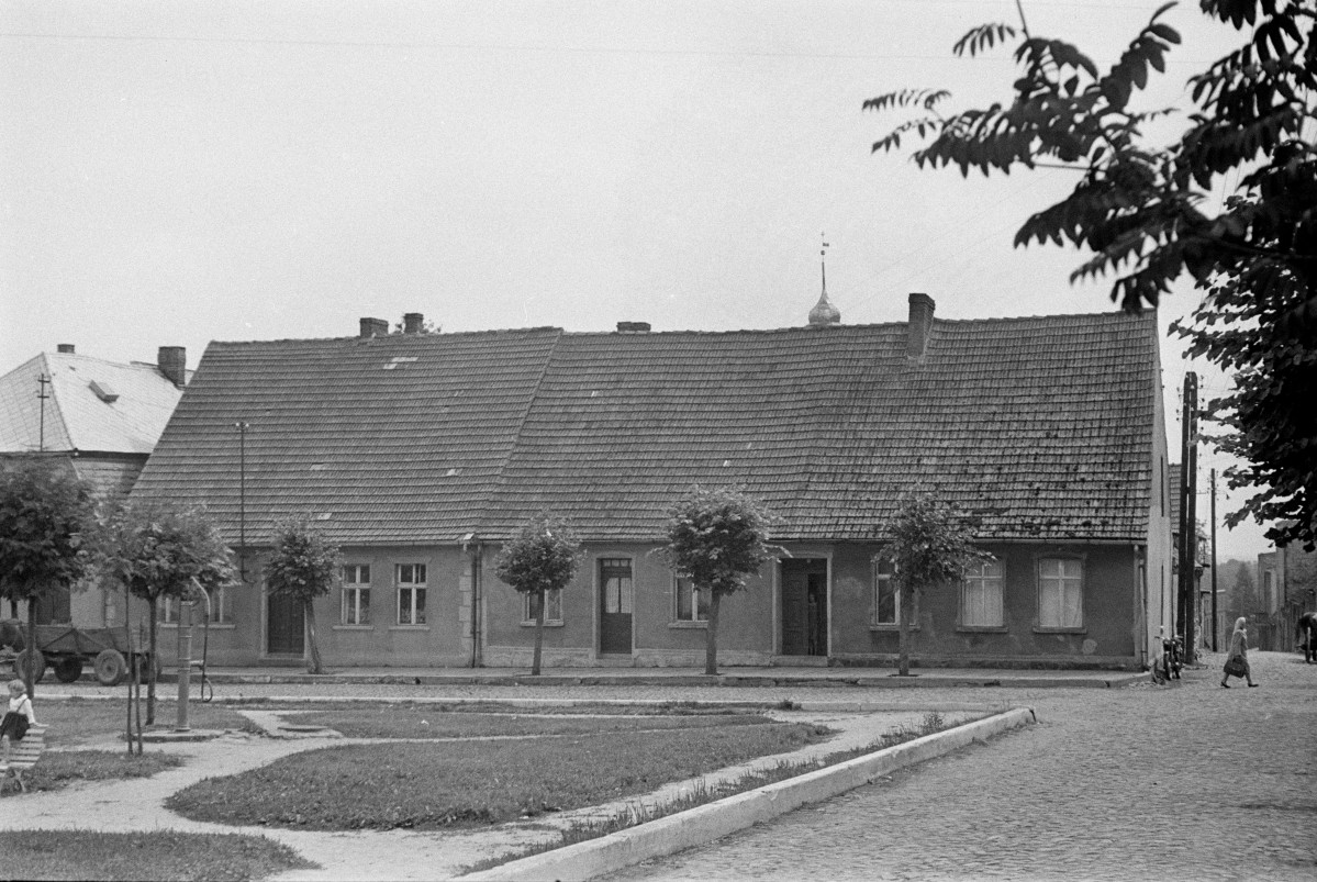 dom przy placu - elewacja, skan 1