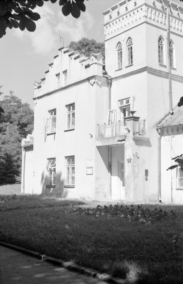 zespół pałacowo - zdrojowy - Domek Gotycki - elewacja frontowa - fragment, skan 1