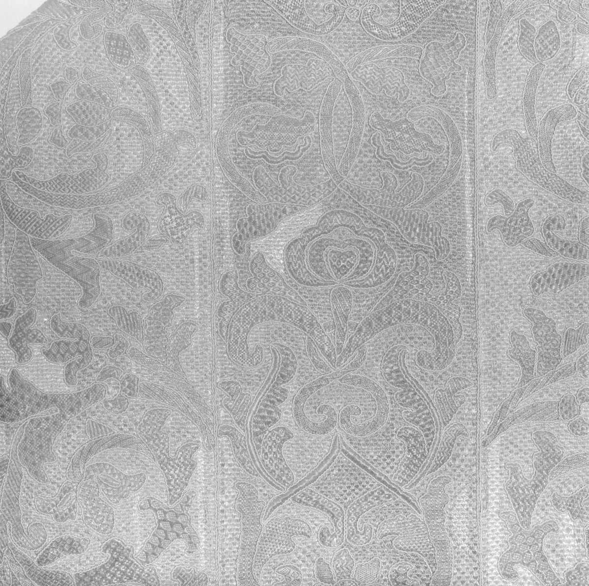 Skarbiec Katedralny - Ornat. haftowany Bp. F.K. Szaniawskiego. Polska 1720-32. Fragment haftu., skan 1