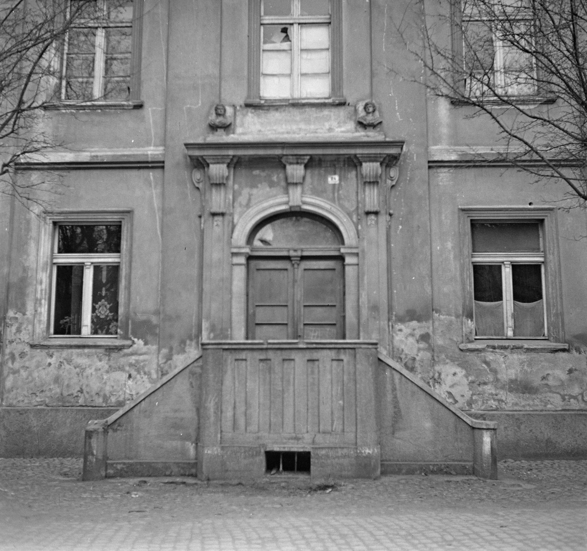 kamienica - elewacja frontowa, portal, skan 1