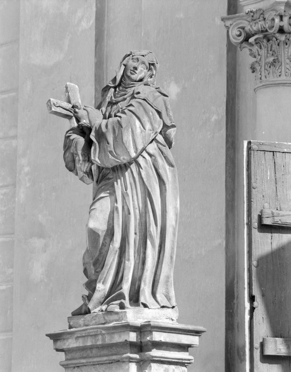 sanktuarium św. Jadwigi Śląskiej - fragment portalu, zwięczenie z figurą świętej, skan 1