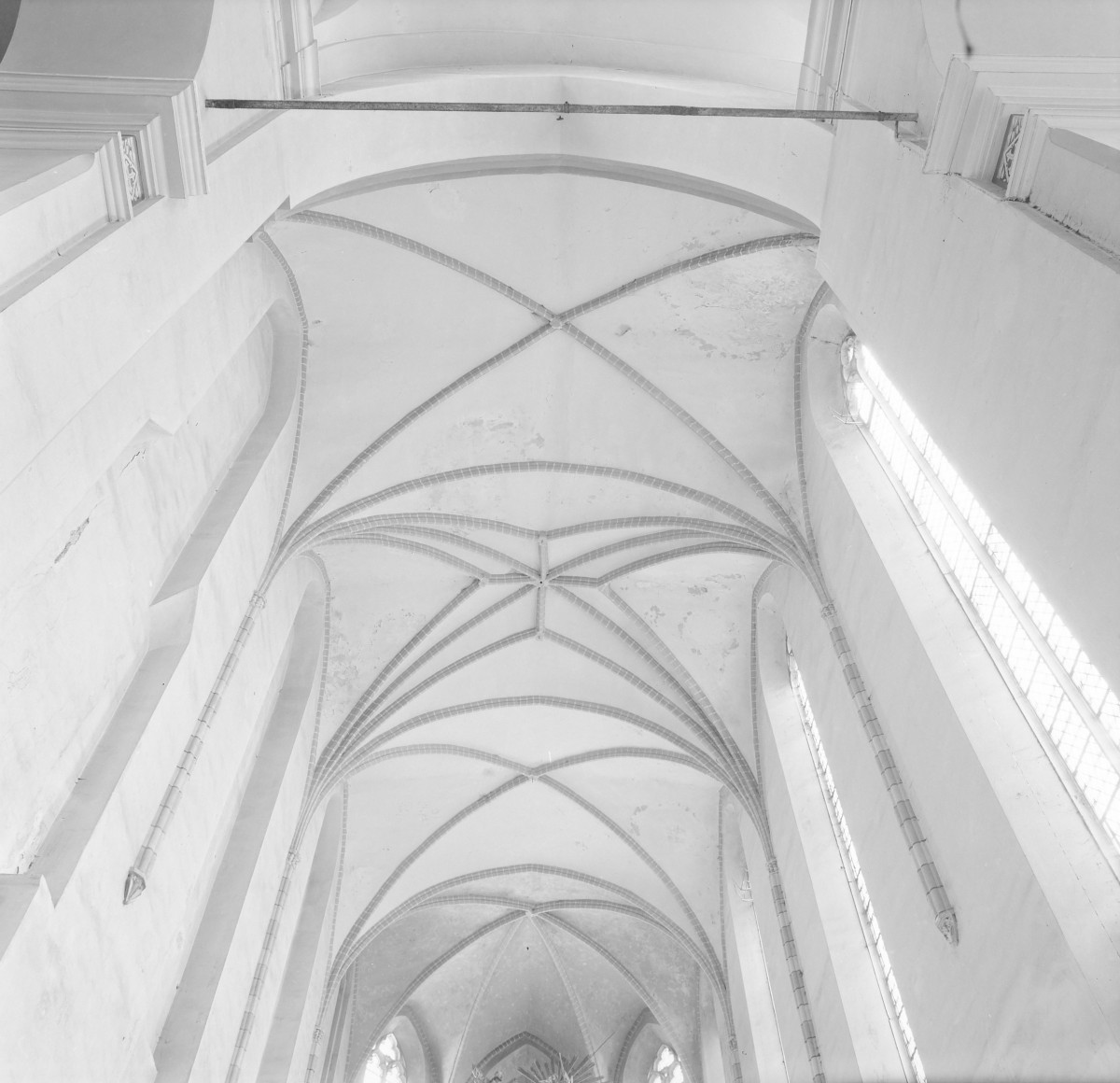 Kościół św. Piotra i św. Pawła - wnętrze: sklepienie prezbiterium, skan 1