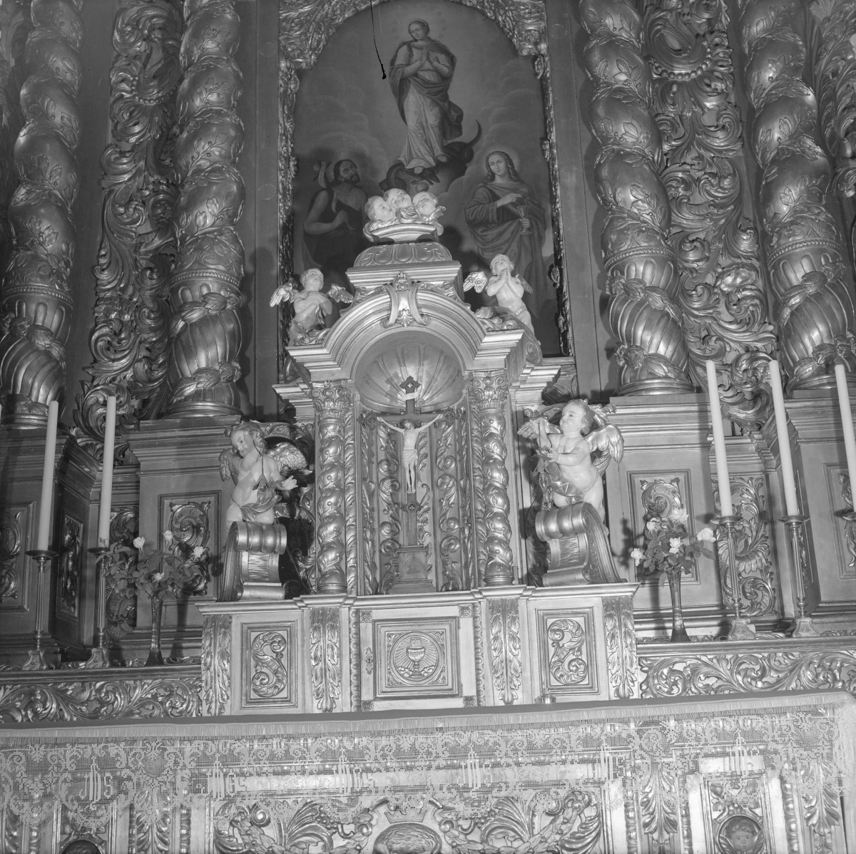 Kościół św. Jan Chrzciciela i św. Jana Ewangelisty - wnętrz kościoła górnego: ołtarz główny i tabernakulum, skan 1