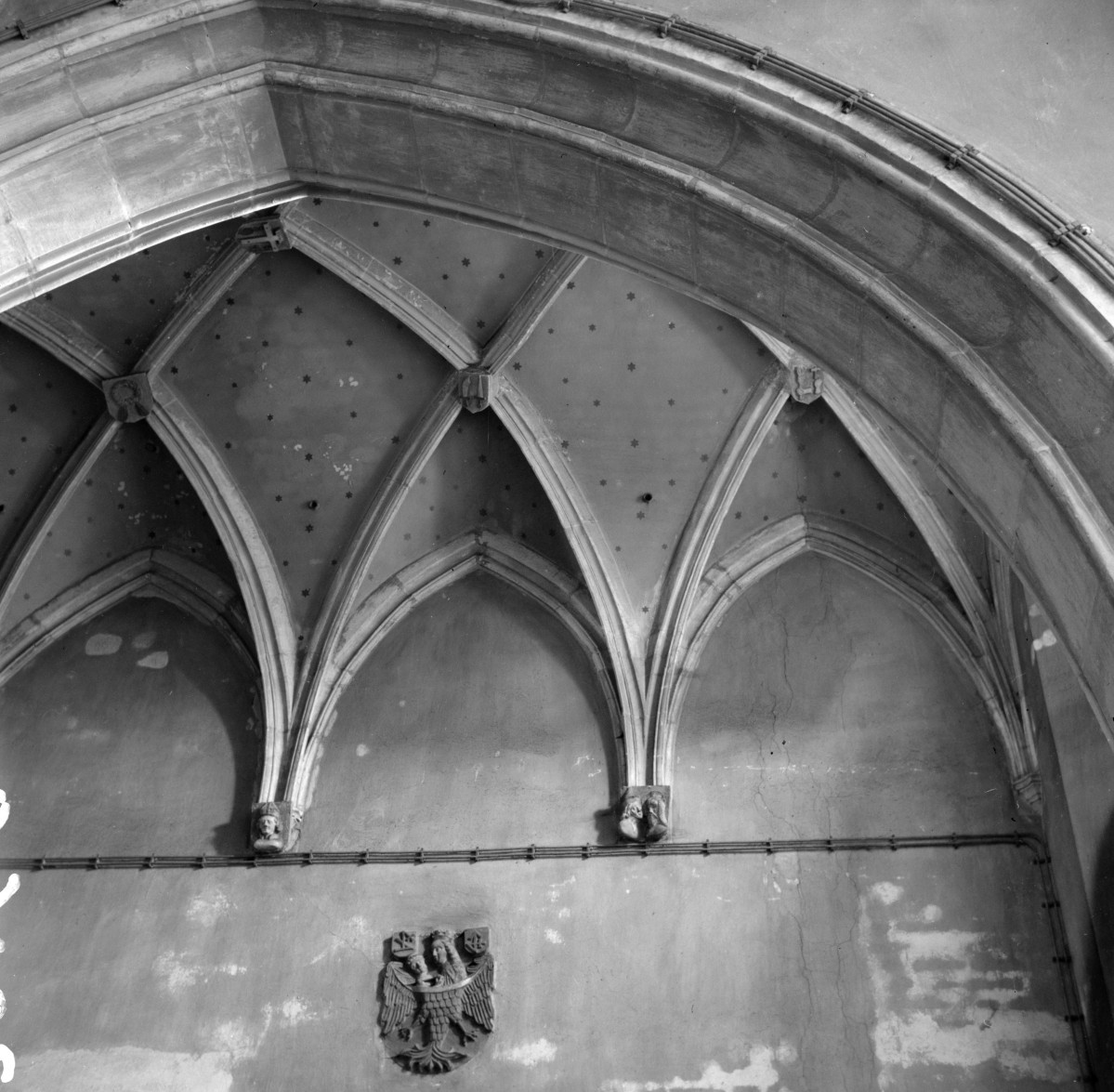 kościół pw. Najświętszej Marii Panny, ob. ewangelicki - wnętrze: fragment sklepienia kaplicy prawej, skan 1