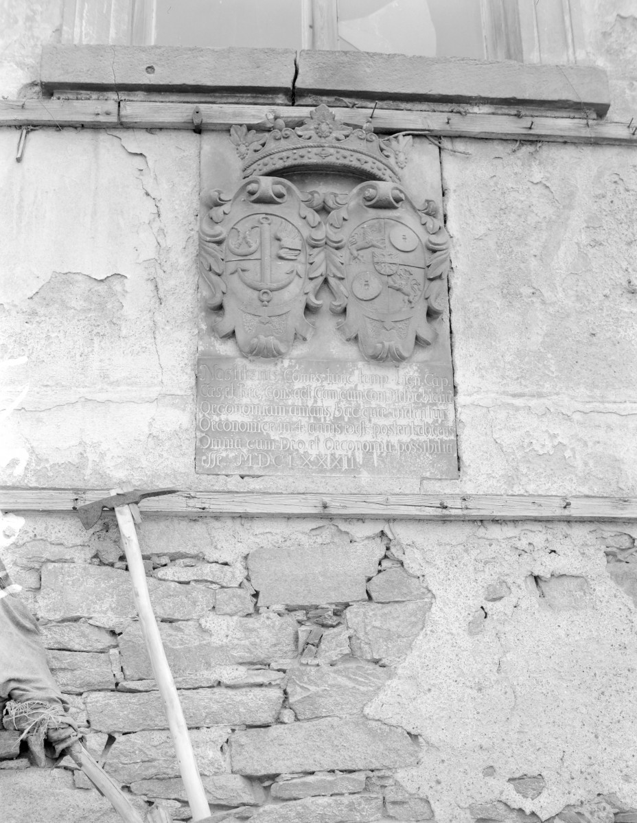 kościół filialny pw. Zaślubin Najświętszej Marii Panny - elewacja: epitafium, skan 1