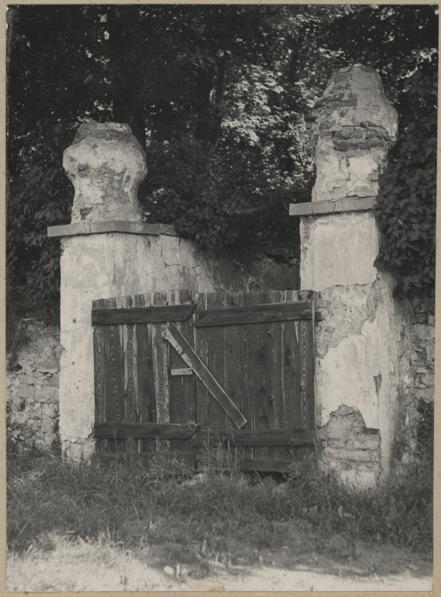 Widok bramy do parku w d. zespole dworskim

, skan 1