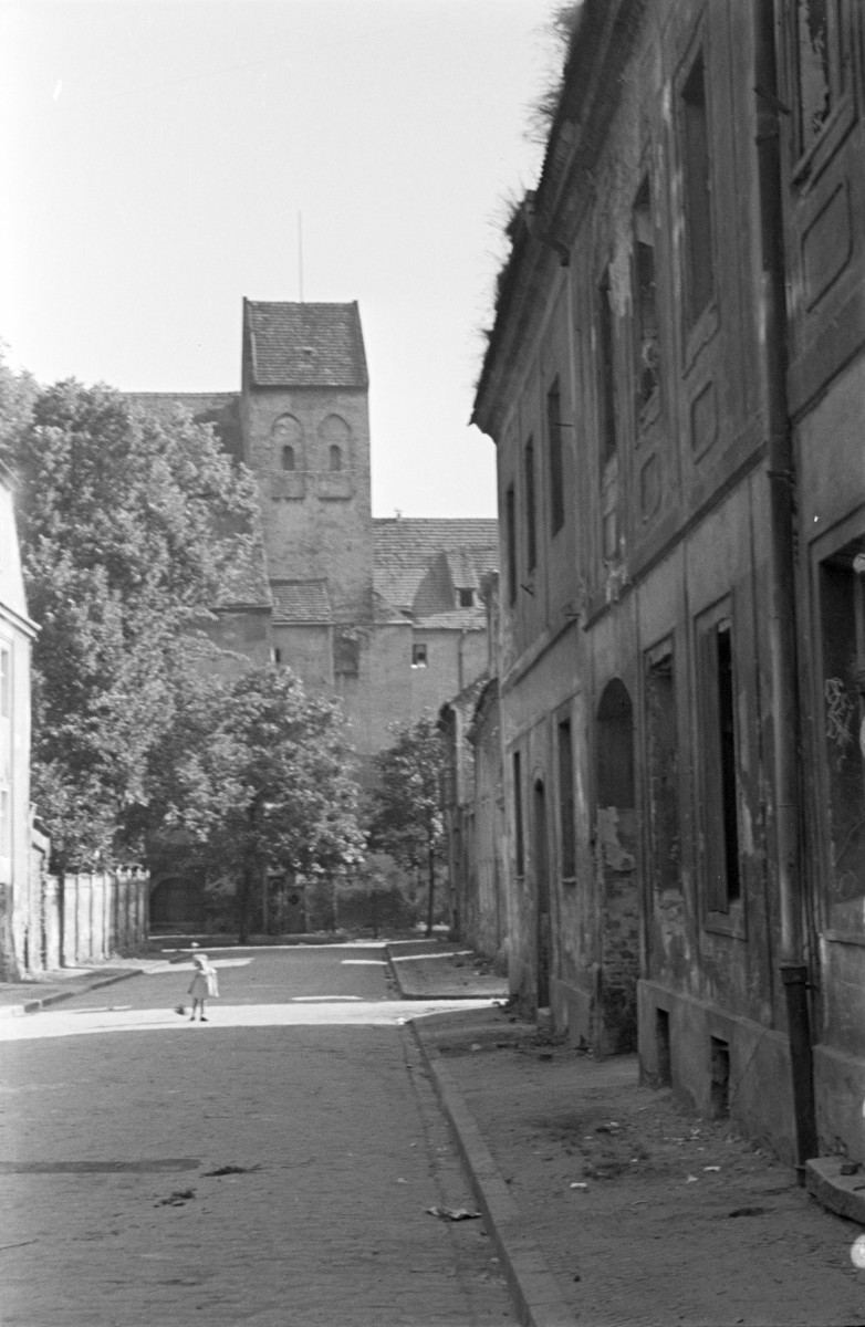 kościół klasztorny franciszkanów pw. św.św. Piotra i Pawła - elewacja, wieża, skan 1