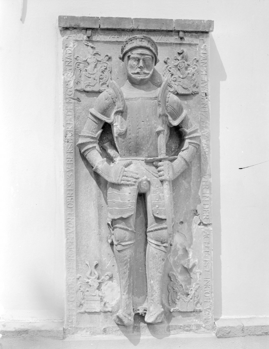 kościół filialny pw. Zaślubin Najświętszej Marii Panny - elewacja: nagrobek rycerza, skan 1