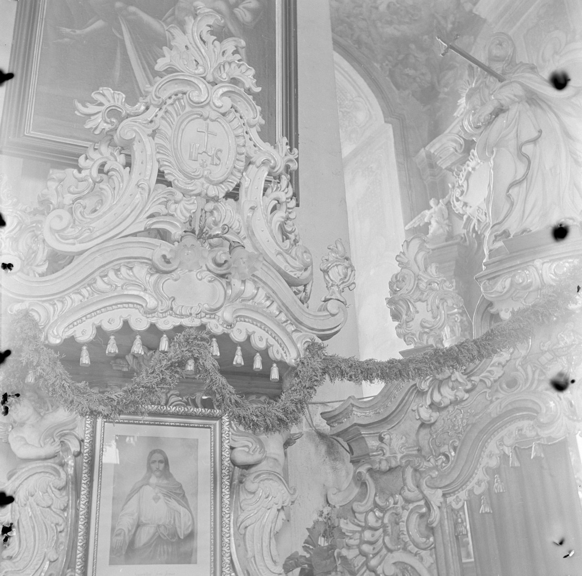 kościół Podwyższenia Krzyża Świętego - wnętrze, prezbiterium, zwieńczenie nad ołtarzem, skan 1