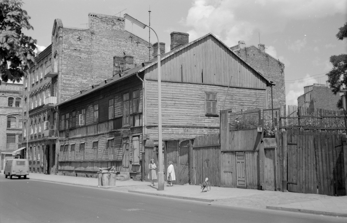 drewniany budynek mieszkalny - elewacja frontowa, skan 1