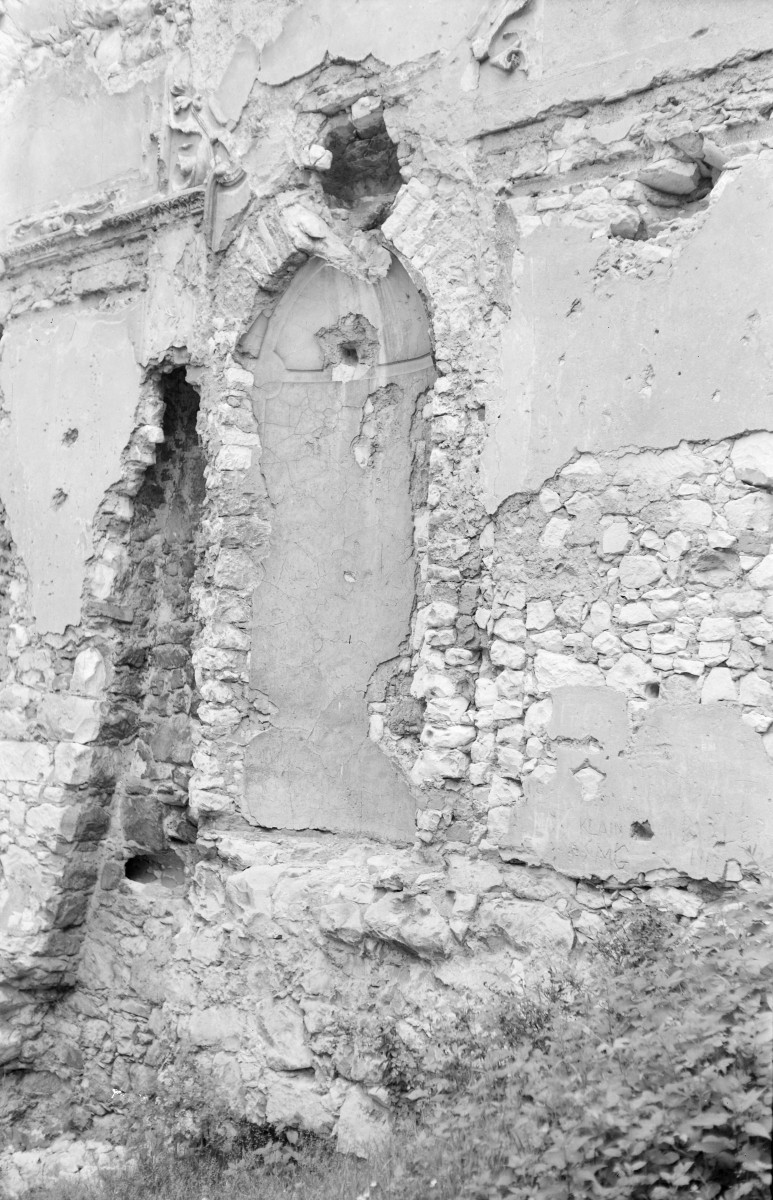 Zamek. Fragment murów dziedzińca. Nisz w murze. Resztki dekoru., skan 1
