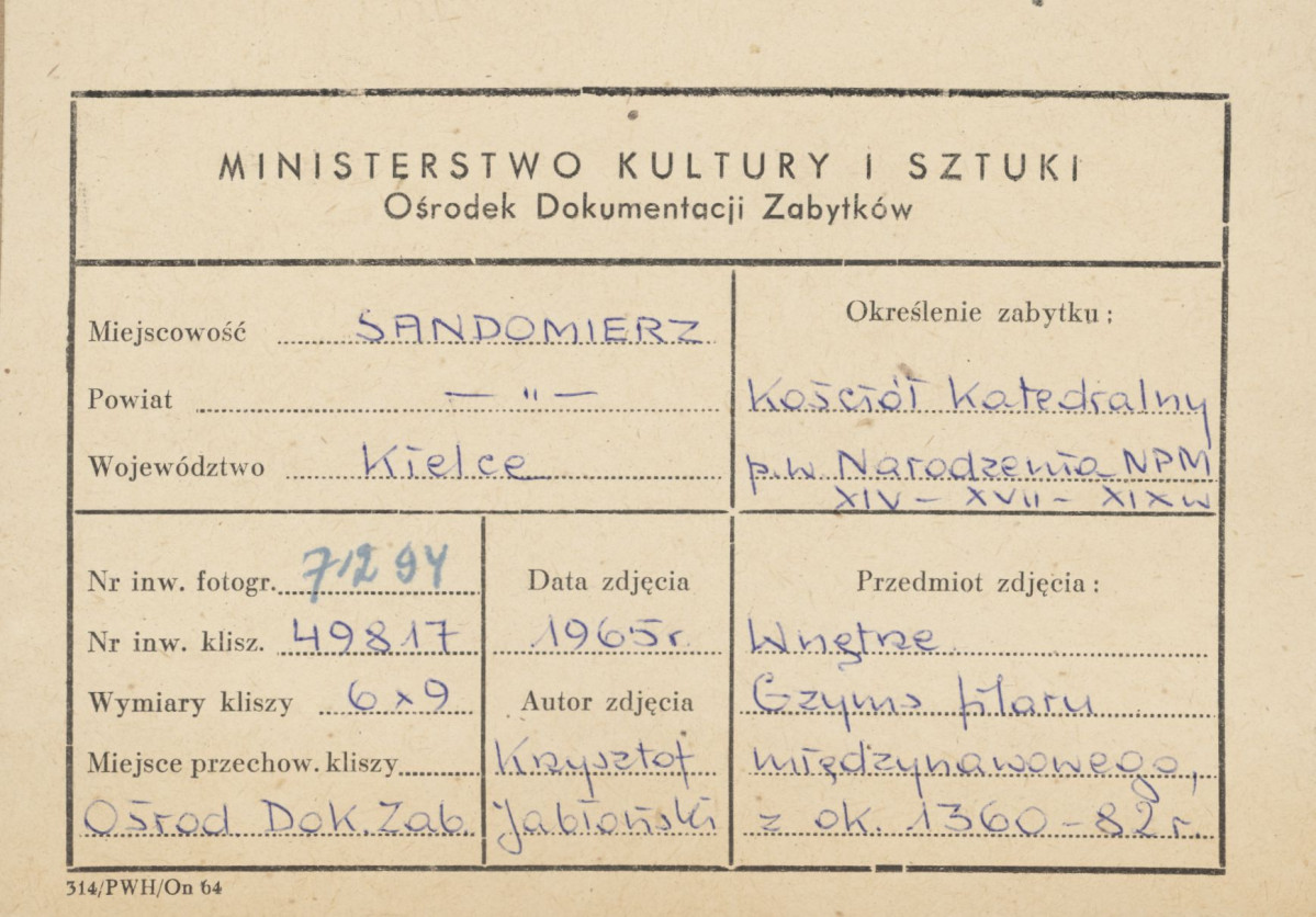  Katedra - wnętrze, widok na gzyms filaru międzynawowego i głowicę służki - metryczka, skan 1