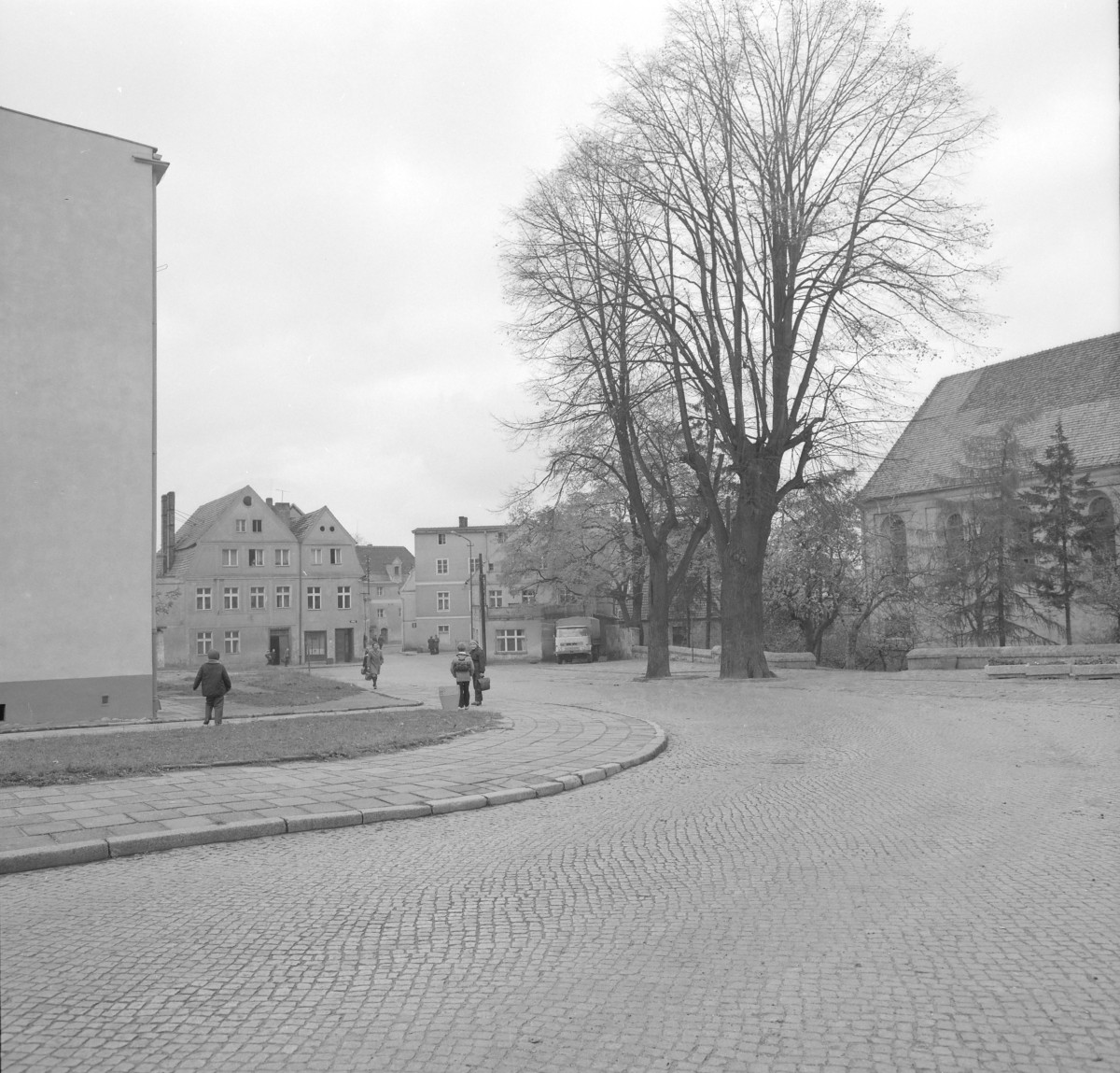 Plac zamkowy - zabudowa miejska oraz fragment elewacji bocznej kościoła., skan 1