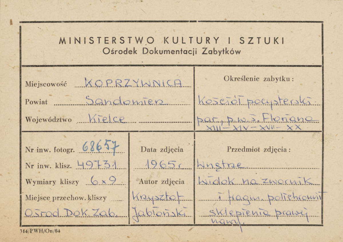 Zespół klasztorny - kościół, wnętrze , widok na zwornik i fragment polichromii sklepienia nawy bocznej - metryczka, skan 1