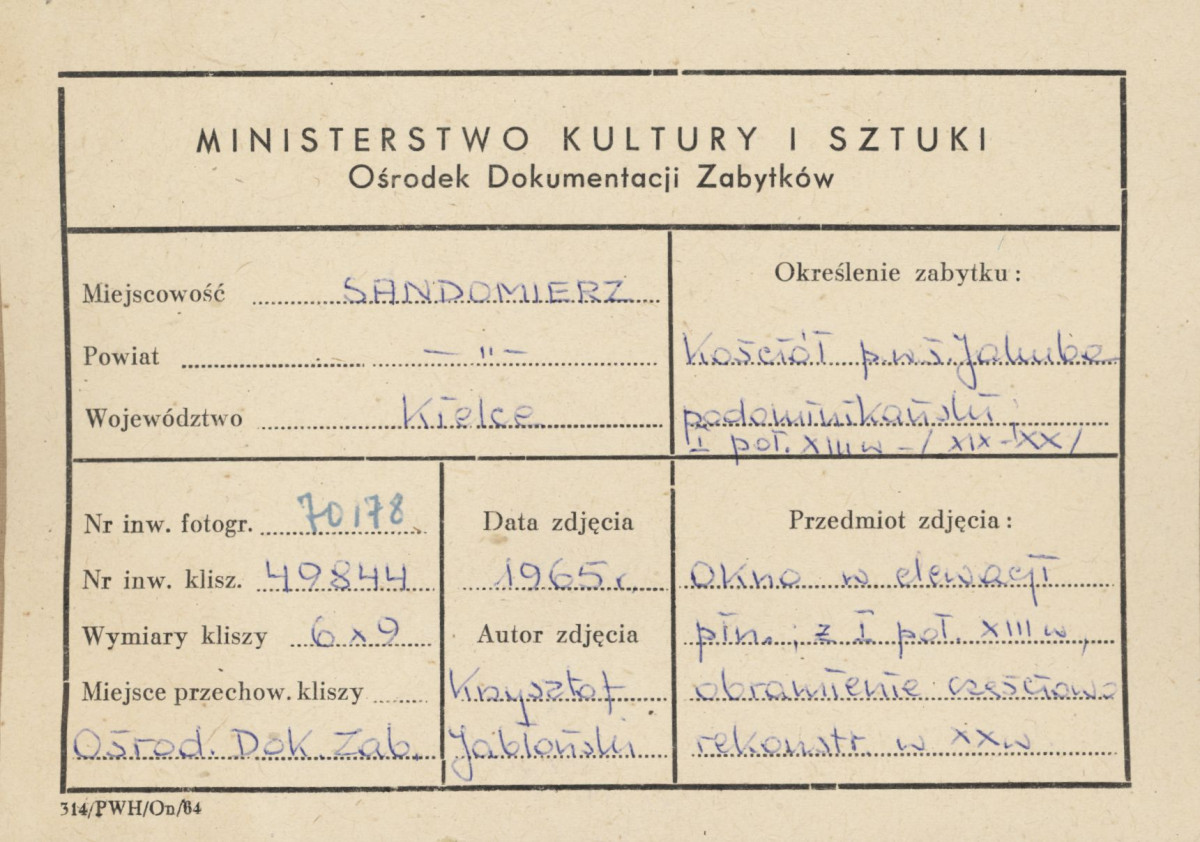 Zespół klasztorny Dominikanów - widok na ozdobne zwieńczenie okna w elewacji płn. - metryczka, skan 1