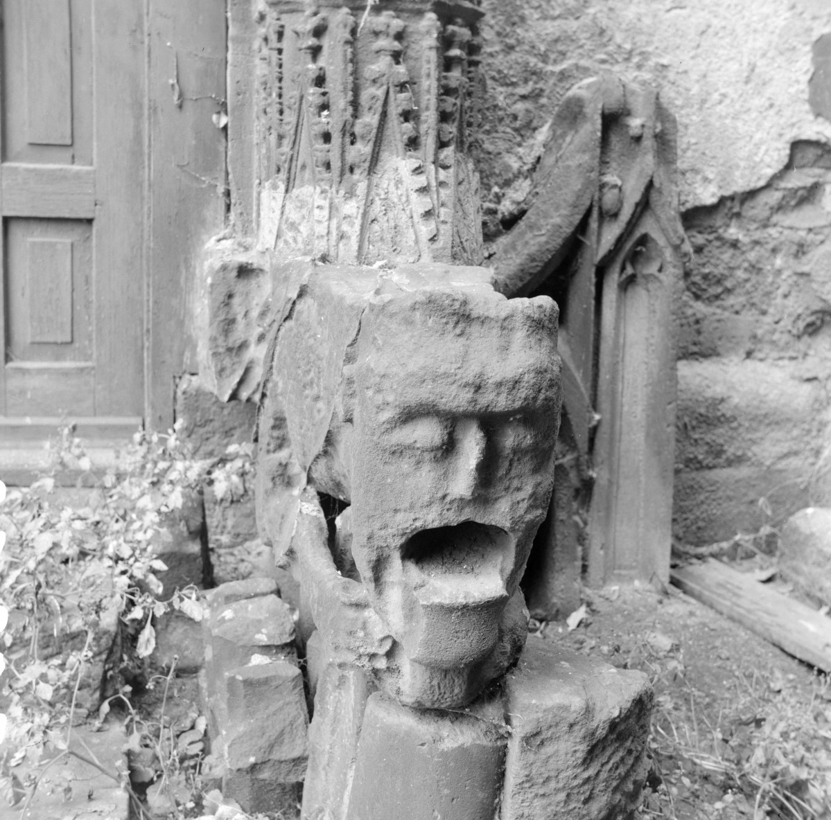 Katedra pw. św. Stanisława Biskupa i Męczennika i św. Wacława Męczennika - fragment architektoniczny, głowa kamienna, skan 1