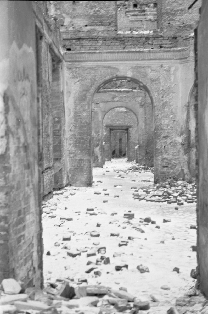 Pałac Prymasowski. Zniszczone wnętrze., skan 1