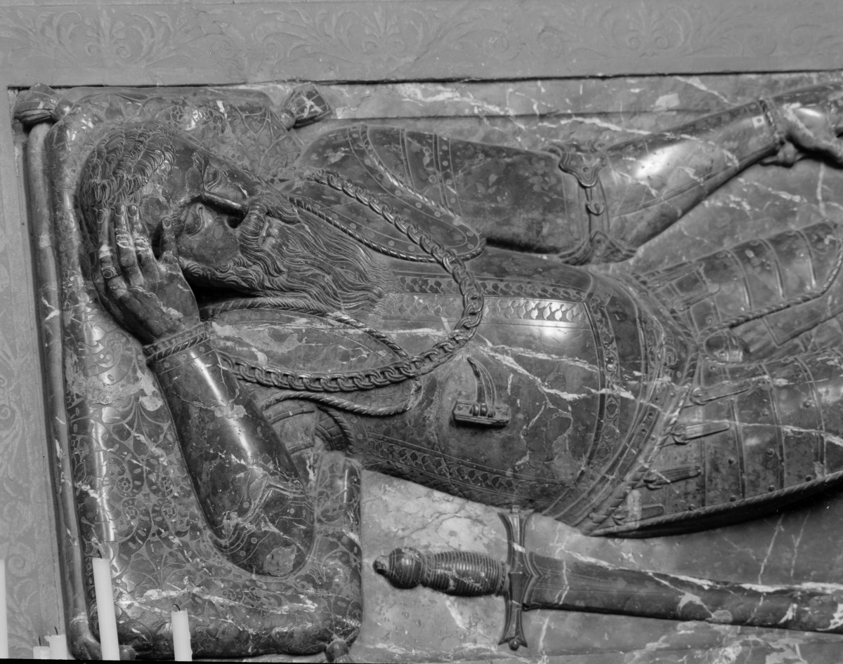 kościół pw. Nawiedzenia Najświętszej Marii Panny - wnętrze: nagrobek w prezbiterium, fragment, skan 1