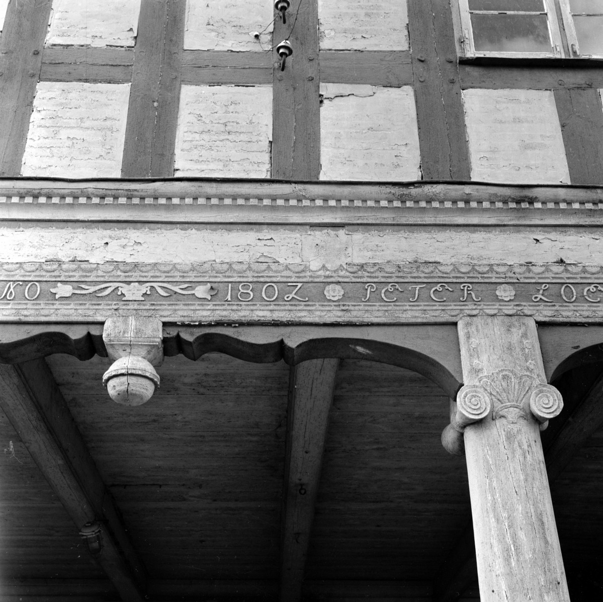 dom podcieniowy w PGR, bud. P. Loewen (1802 r) - fragment belkowania, skan 1