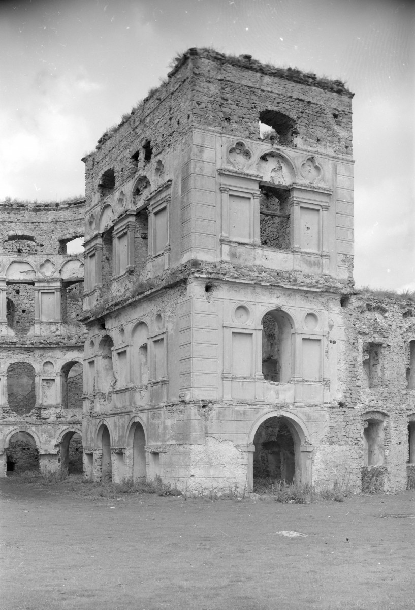 Zamek Krzyżtopór - fragment elewacji od dziedzińca od strony wschodniej, skan 1