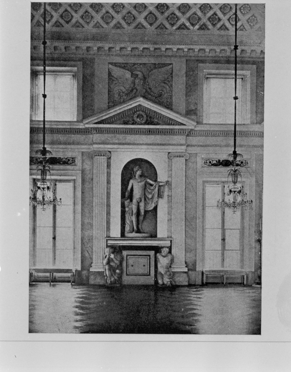 Łazienki Królewskie. Pałac na wodzie - sala balowa. Ściana pn. (stan w 1918).
 Reprodukcja z A. Lauterbach "Styl Stanisława Augusta - Klasycyzm Warszawski XVIII" 1918 rok, skan 1