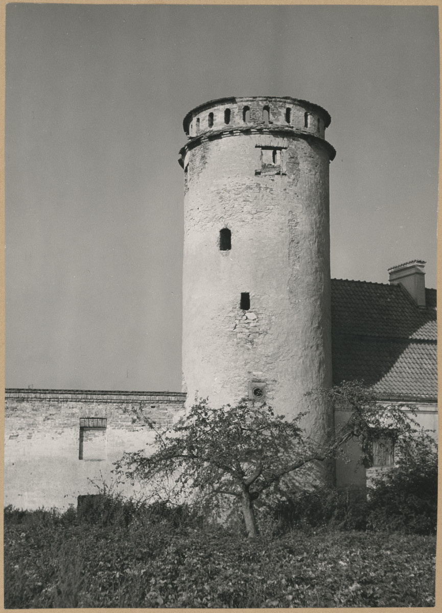 Zespół opactwa cystersów - wieża Muzyczna,  widok od  strony wsch.  , skan 1