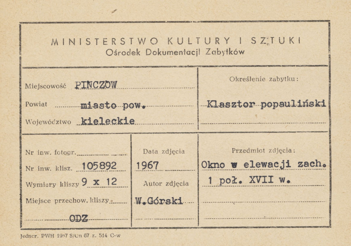 Kościół parafialny - budynek d. klasztoru, widok okna w elewacji zach. - metryczka, skan 1