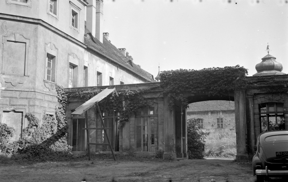 Zamek Oppersdorffów - II dziedziniec, brama, skan 1