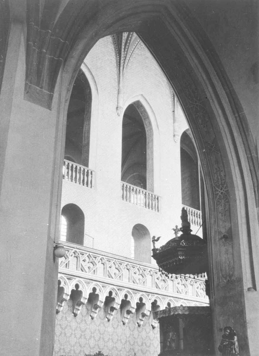 kościół pw. św. Erazma i św. Pankracego - wnętrze - nawa boczna - arkada - widok na nawę główną, skan 1