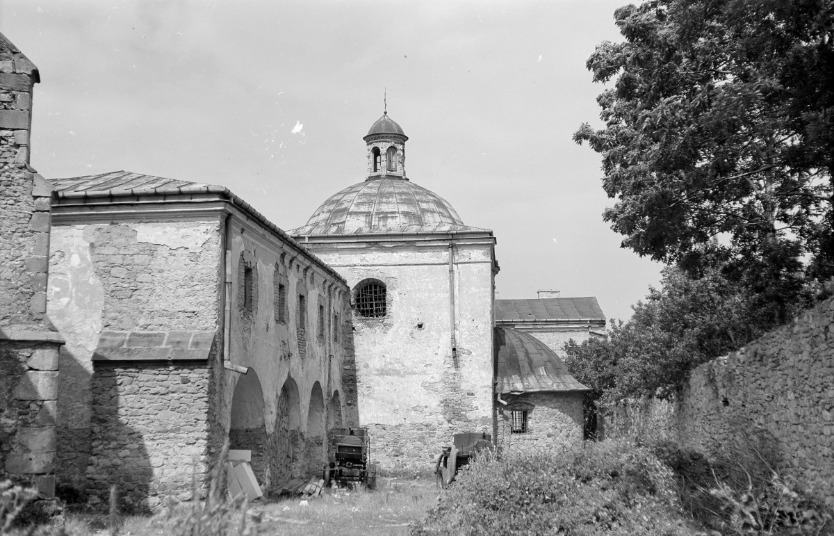 klasztor pofranciszkański - kaplica Branickich - św. Leonarda widok od południa, skan 1