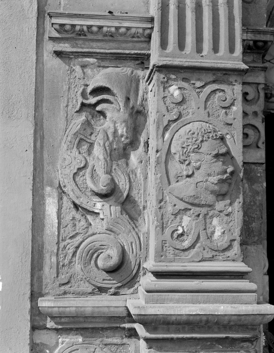 Rynek - kamienica "Pod Gryfami", elewacja frontowa, fragment portalu głównego, skan 1