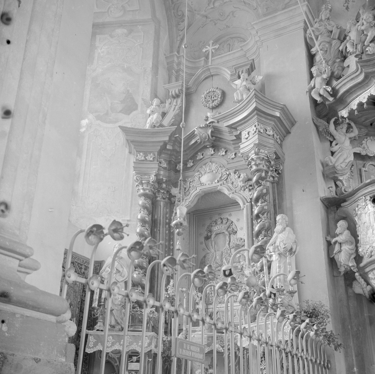 kościół Podwyższenia Krzyża Świętego - wnętrze, ołtarz w płd. kaplicy, skan 1