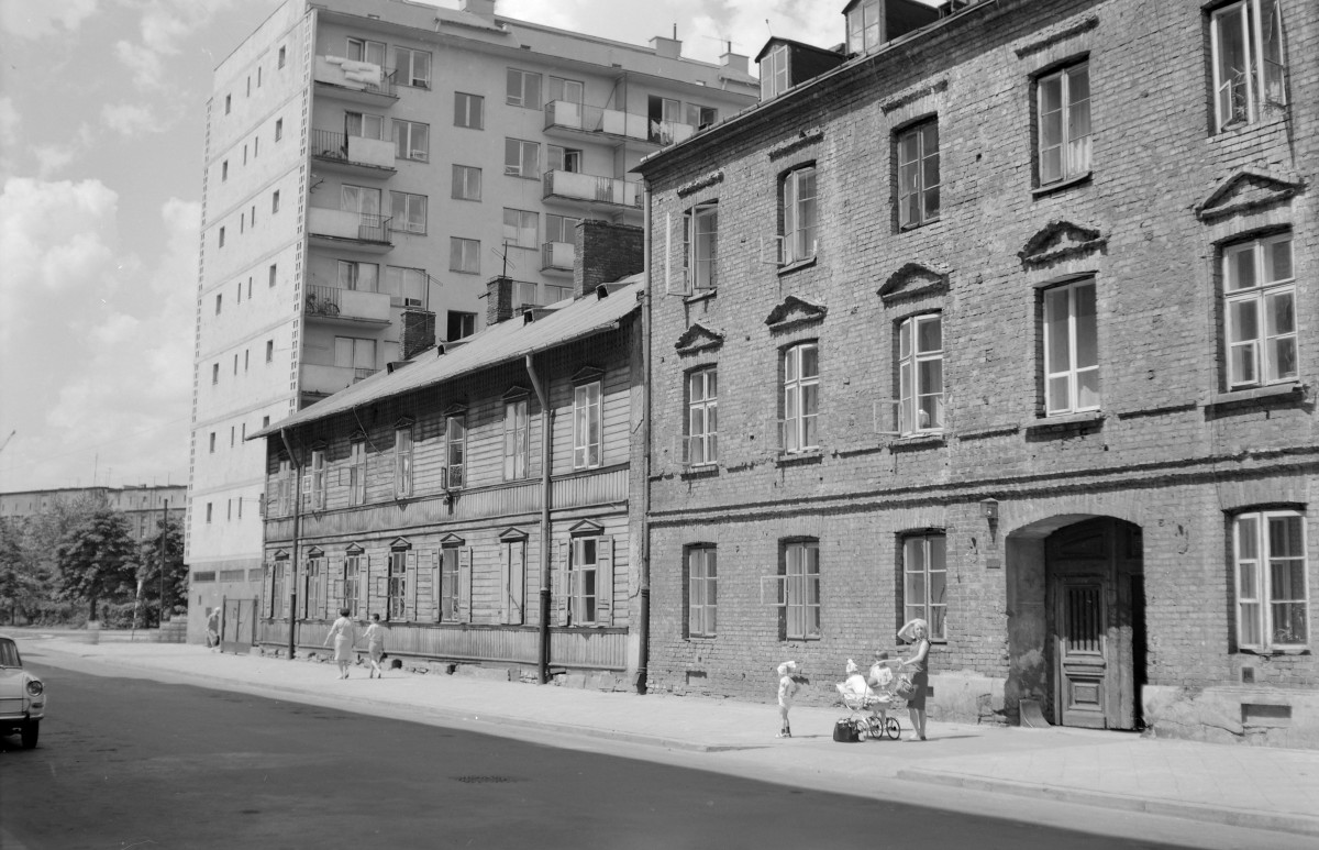 drewniany budynek mieszkalny - elewacja frontowa, skan 1