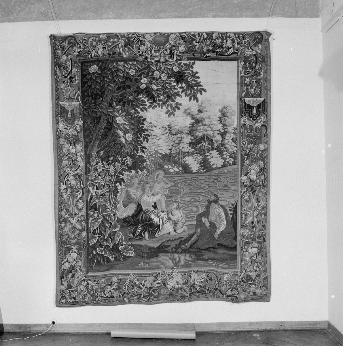 Muzeum Narodowe - Gobelin Święta rodzina na tle ogrodu", skan 1