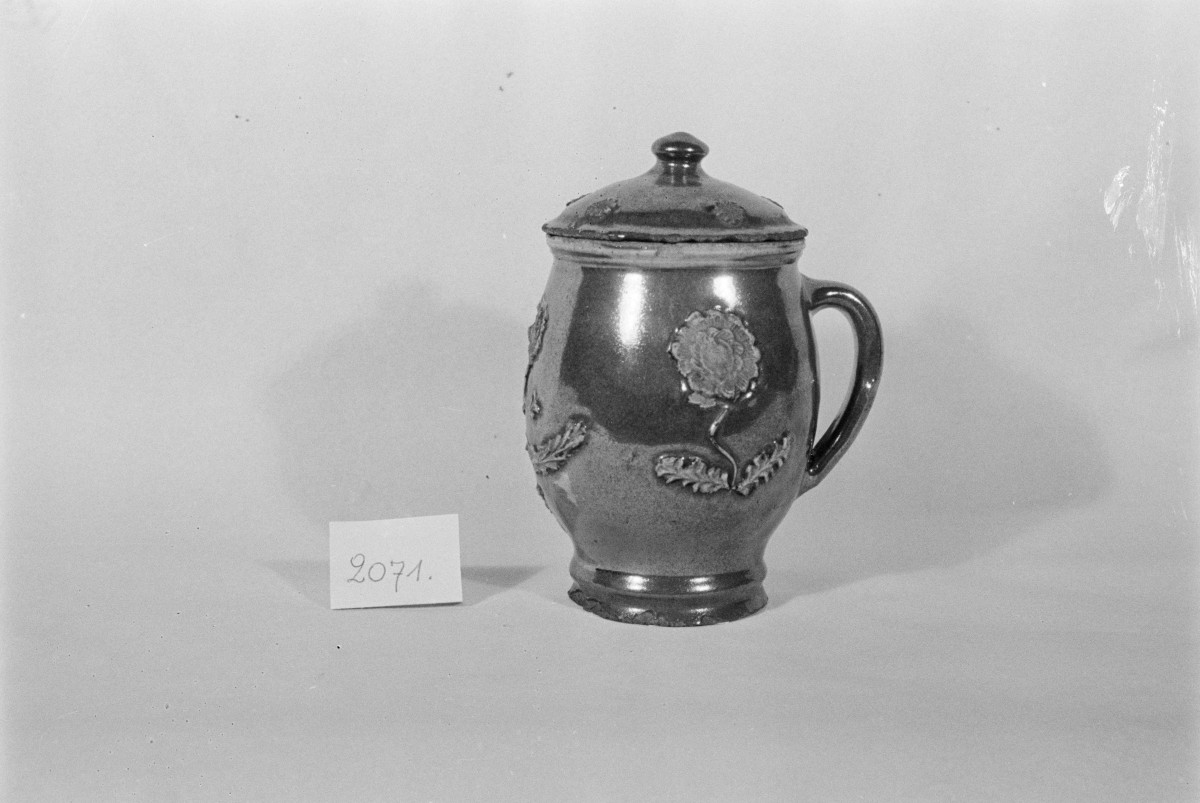 Muzeum Narodowe w Warszawie, dzbanek z pokrywką, kolor brąż "Bolesławiec", skan 1