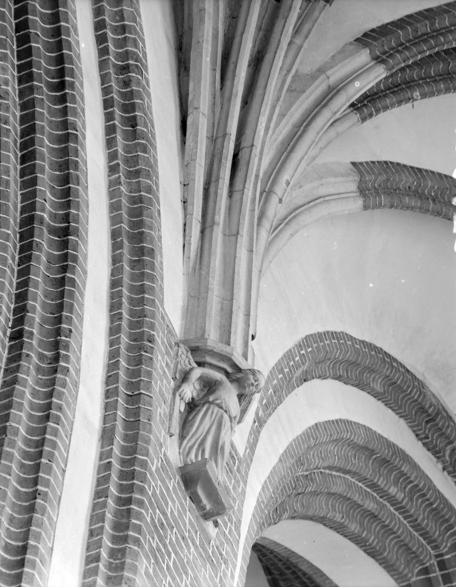 Kościół Najświętszej Marii Panny - wnętrze, żebra sklepienia oraz wspornik, skan 1