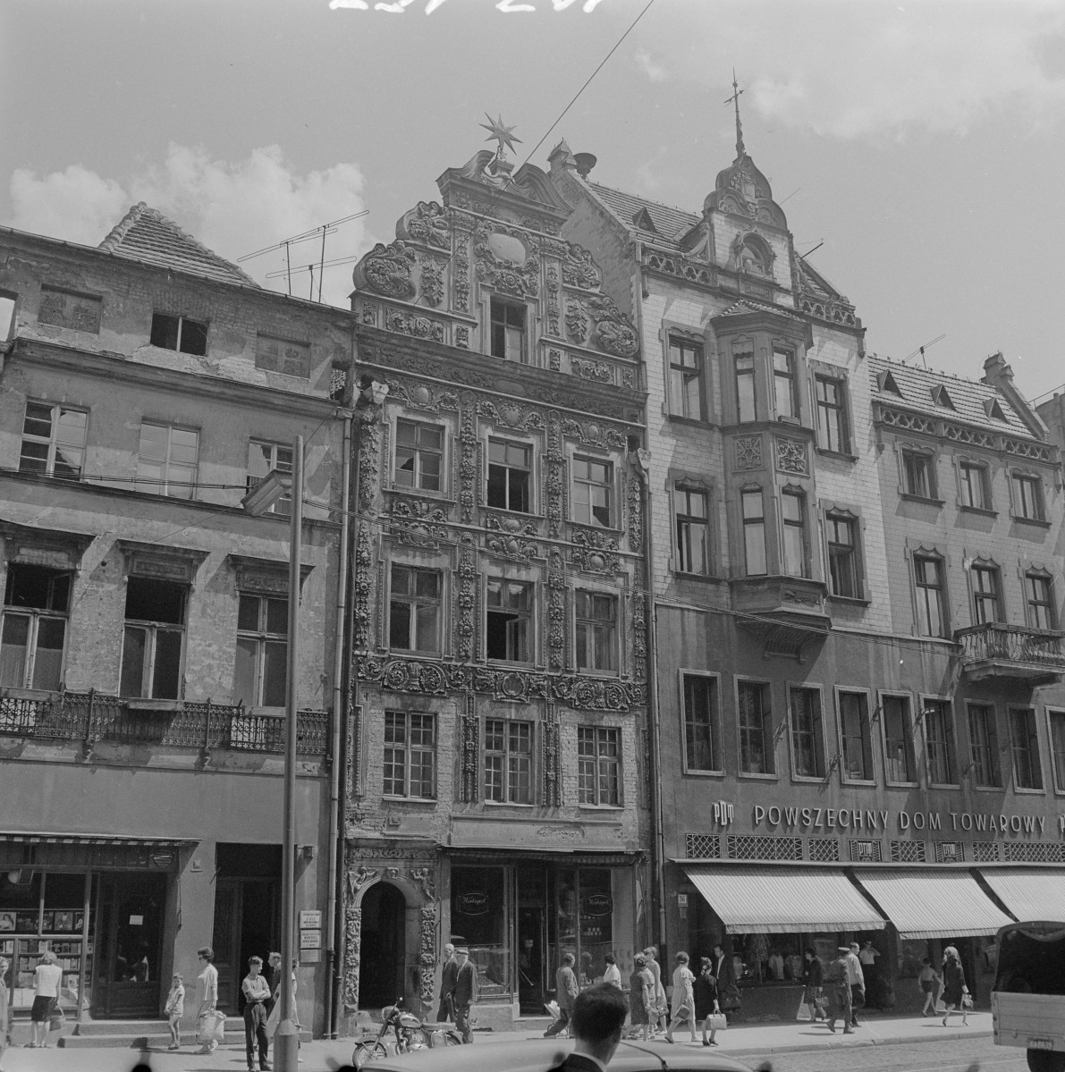rynek miejski - pierzeja wschodnia - Kamienica Pod Gwiazdą - elewacja frontowa, skan 1