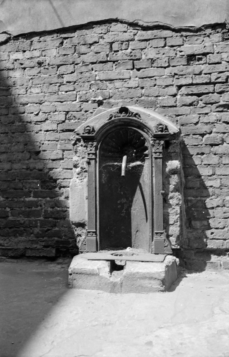 kamienica miejska - zdrój uliczny, skan 1