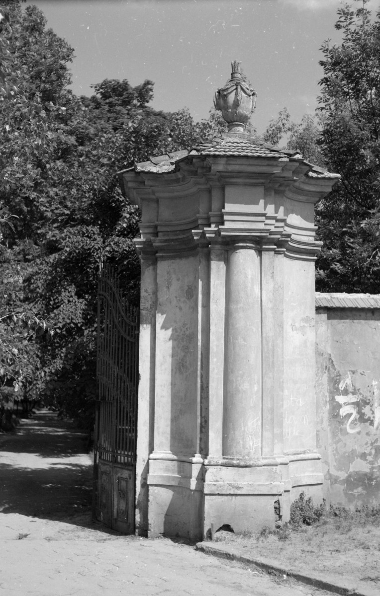 brama wjazdowa w zespole pałacowym - fragment, skan 1