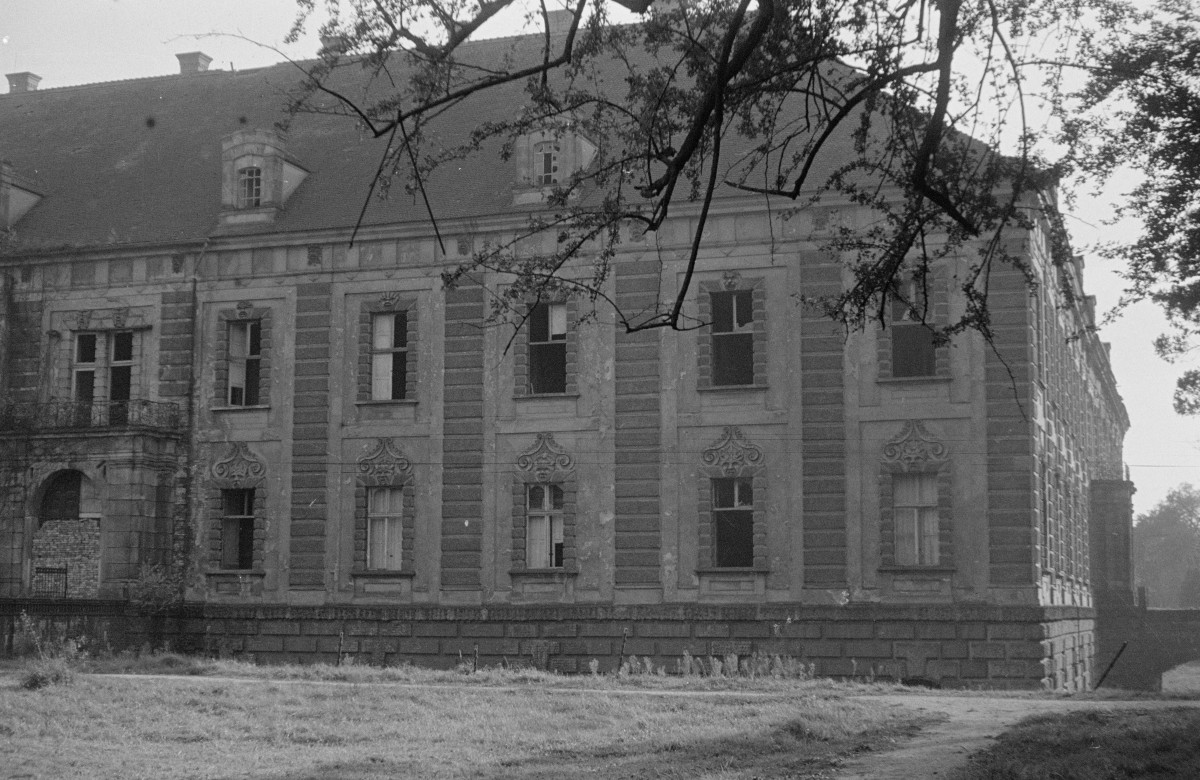 pałac Lobkowitzów - elewacja frontowa, skan 1